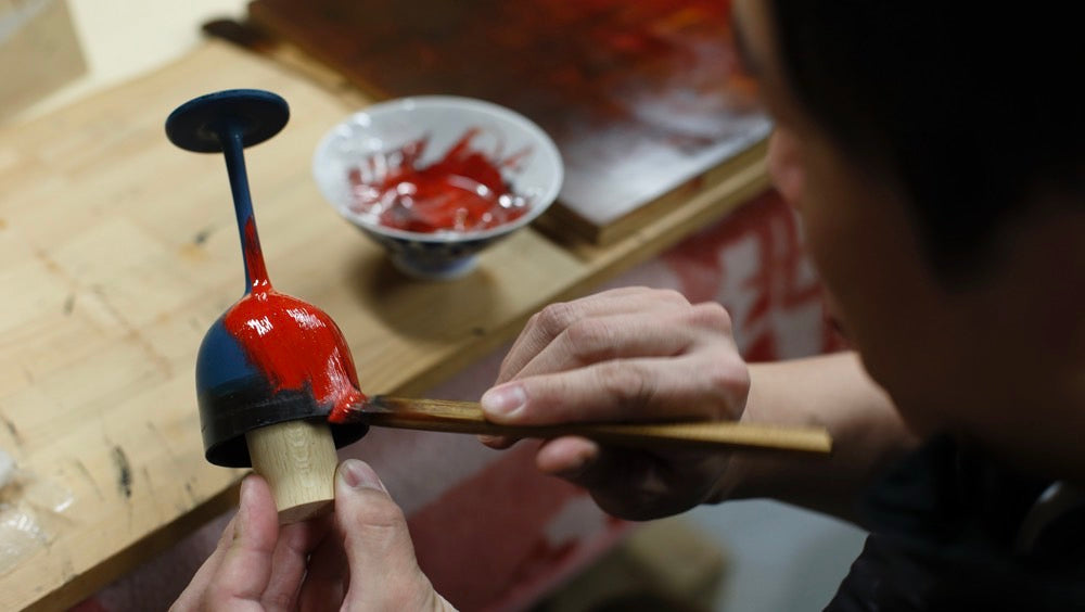「描く」と「塗る」の融合美 —— 江戸茶寮で体感する漆塗りと絵付の世界